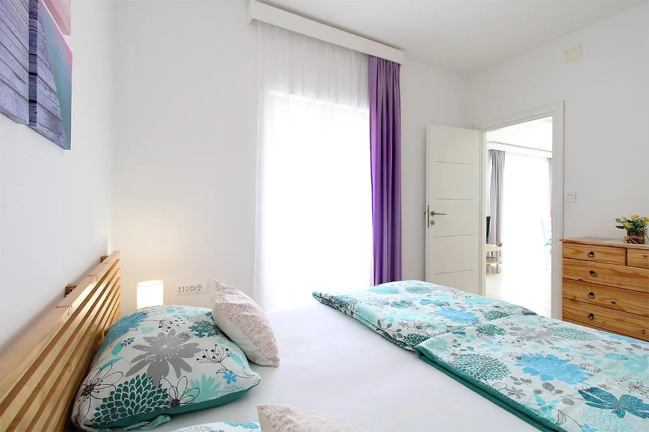 Apartments Miro 2185 Pula