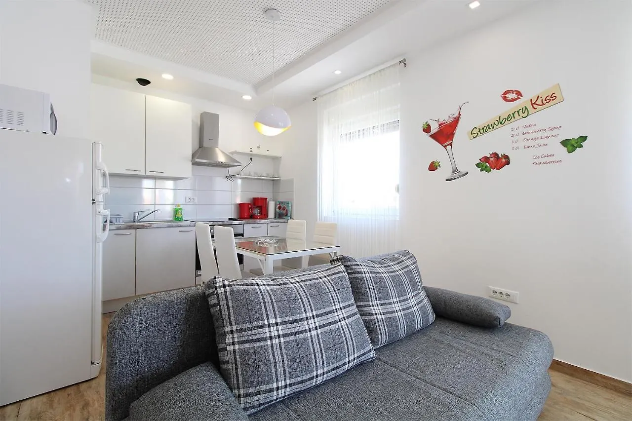 Apartments Miro 2185 Pula Croatia
