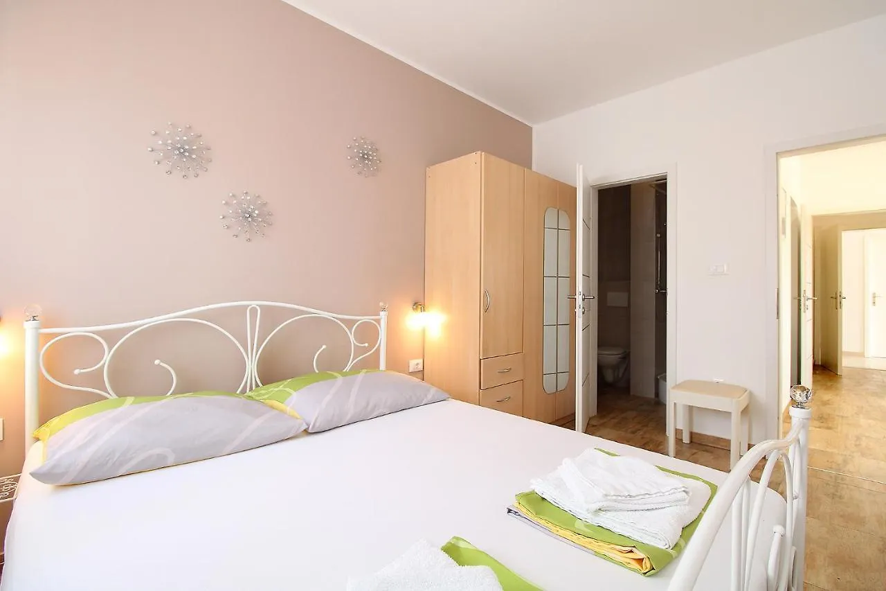 Apartments Miro 2185 Pula 0*,