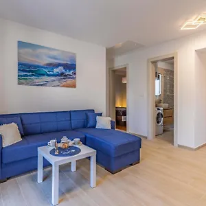 Blue Pula, New, Family Friendly, Comfortable, Free Parking And Wifi Apartment